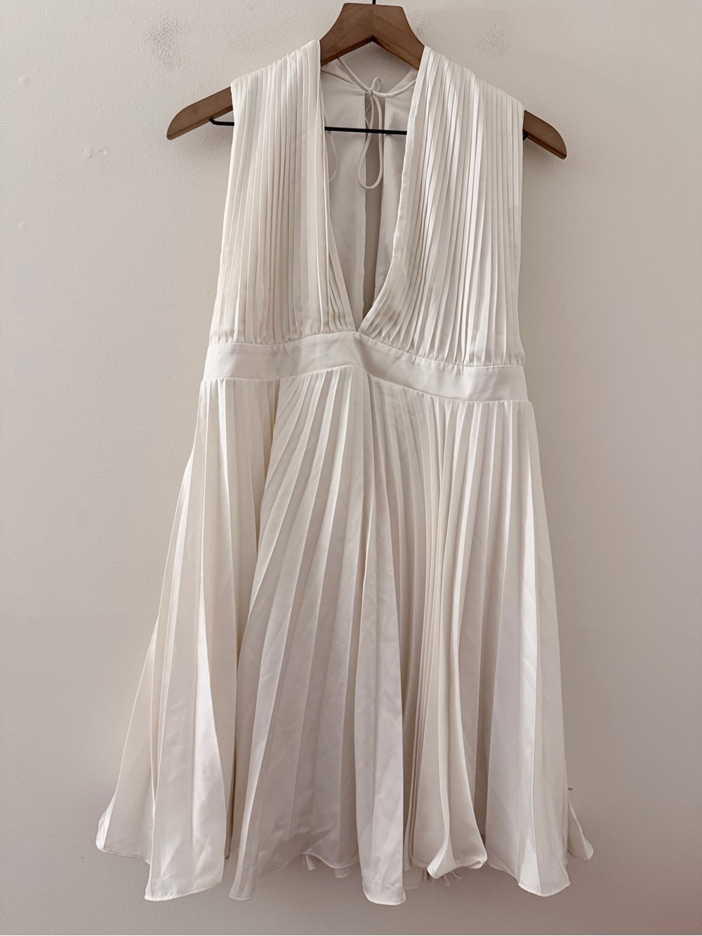 Abercrombie & fitch cream mini dress Pleated sleeveless v neck MT